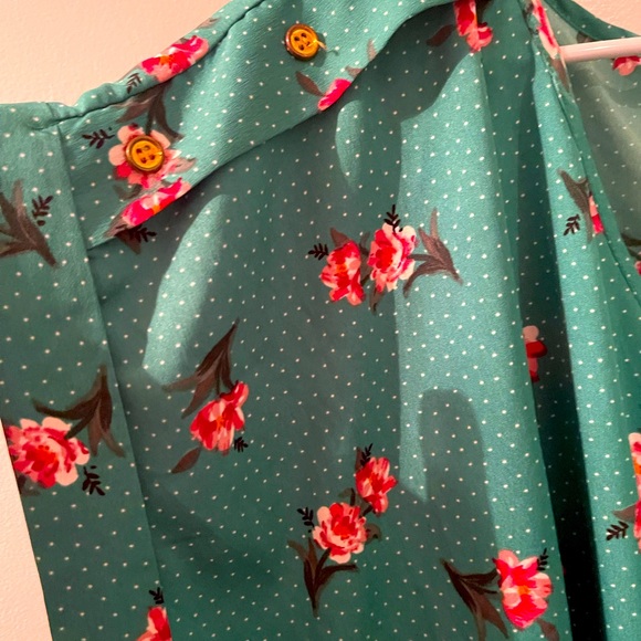 Adorable green and flower top - Picture 3 of 4